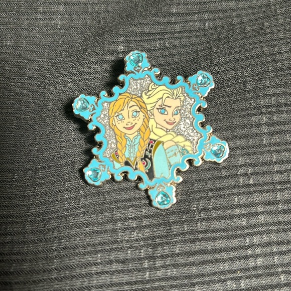 Elsa and Anna Disney trading pin - Picture 1 of 2
